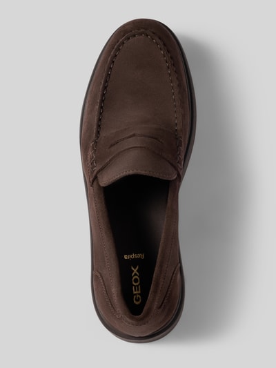 Produktfoto, brauner Loafers mit Riegel Modell 'MASSIMIANO' von Geox, abgerundete Form, strukturierte Sohle, 3 cm Absatz, 6 cm Schafthöhe, 12 cm Schaftweite, glatte und genähte Lederstruktur