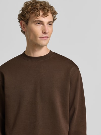 Männermodel trägt braunen slim fit pullover aus pure katoen 'TOM' van Selected, effen structuur, heren sweatshirt, nahaufnahme oberkörper