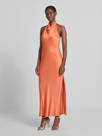 Frauenmodel trägt figurbetontes Cocktailkleid aus reiner Viskose von Jake*s Cocktail in glänzendem Orange, fließende Textur, Ganzkörperansicht von vorne.