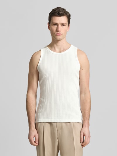 Männermodel trägt Tanktop mit Rundhalsausschnitt von Wood Wood aus Baumwoll-Mix in Weiß, Ripp-Optik, Slim Fit, Ganzkörperansicht von vorne.