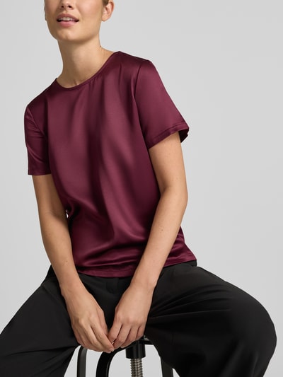 Vrouwenmodel draagt Regular Fit Bluse aus Satin van Christian Berg Woman Selection in bordeauxrood, satijn, ronde hals, korte mouwen, bovenlichaam close-up.