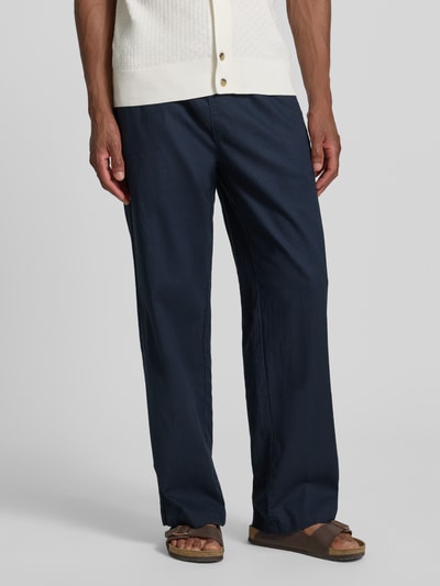 Männermodel trägt Regular Fit Hose aus Leinen-Baumwoll-Mix Modell 'barton' von Matinique in Dunkelblau, elastischer Bund, Nahaufnahme Unterkörper, Bundweite 42 cm, Innenbeinlänge 81 cm, Herren.