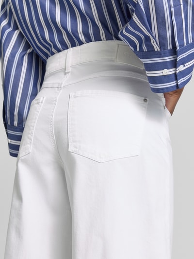 Frauenmodel trägt Bermudas im 5-Pocket-Design Modell 'Liv' von Angels, weiß, Baumwoll-Mix mit Stretch, Wide Leg Fit, Nahaufnahme Rückansicht.