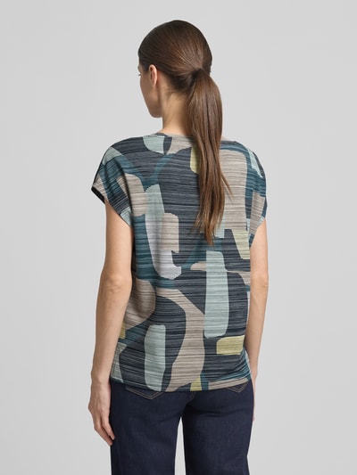 Vrouwenmodel draagt Oversized Bluse aus Viskose-Mix van Tom Tailor, meerkleurig camouflagepatroon, unie look, zonder mouwen, stretch, rugaanzicht.