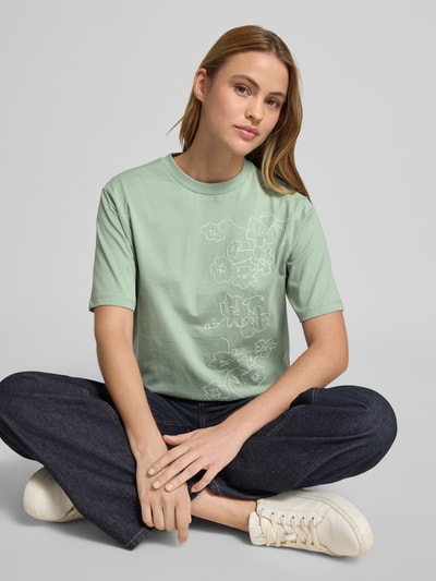 Vrouwenmodel draagt T-Shirt met Motiv-Stitching und Rundhalsausschnitt van JAKE*S STUDIO WOMAN van pure katoen, rechte fit, mintgroen met bloemenstikselmotief, lengte achterzijde bij maat S 57 cm, vooraanzicht bovenlichaam