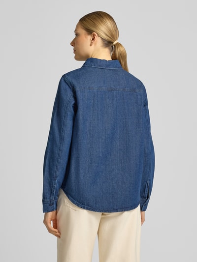 Kobiece model prezentuje Regular Fit Jeanshemd aus Baumwoll-Lyocell-Mix Modell 'AURELAA' od Armedangels, niebieski denim, długi rękaw, zaokrąglony dół, widok całej sylwetki od tyłu.