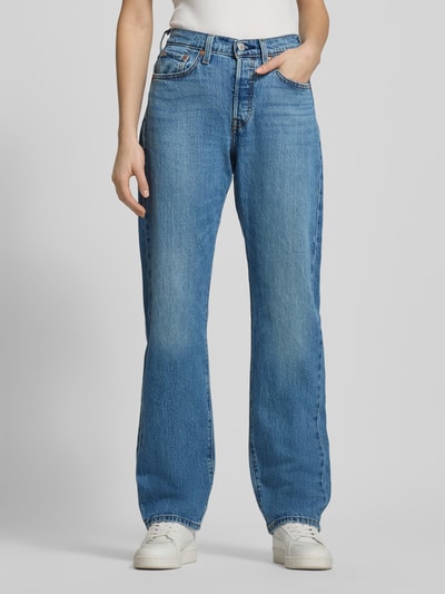 Kobiece modelka nosi Jeans mit 5-Pocket-Design od Levi's®, niebieski, luźny krój, bawełna z elastanem, widok całej sylwetki z przodu.