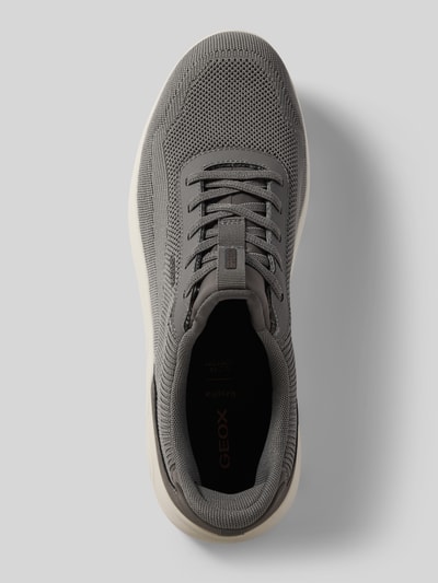 Produktfoto, Slip-on-Sneaker mit profilierter Sohle Modell 'SPHERICA' von Geox in Grau, abgerundete Spitze, Schlupfform, strukturierte Mesh-Optik, Absatzhöhe: 5 cm, Schafthöhe: 8 cm, Schaftweite: 7 cm, Draufsicht