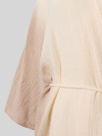 Frauenmodel trägt Kimono aus Baumwolle mit Bindegürtel von Jake*s Casual, Reine Baumwolle, Relaxed-Fit, 3/4-Arm, Detailaufnahme.
