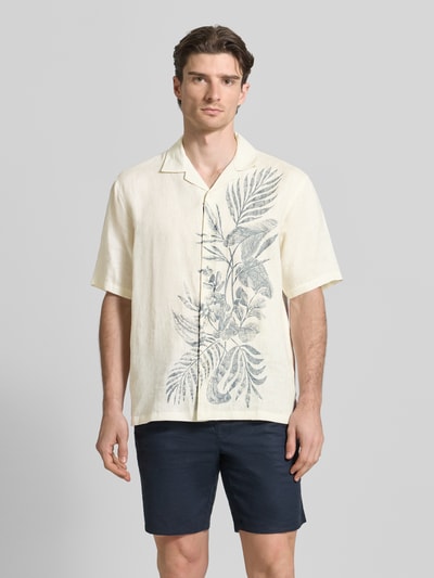 Männermodel trägt Regular Fit vrijetijdsoverhemd uit linnen met kentkraag van JAKE*S STUDIO MEN, lichte kleur, print, knoopsluiting, ruglengte 71 cm, schouderbreedte 50 cm, mouwlengte 27 cm, ganzkörperansicht van voren.