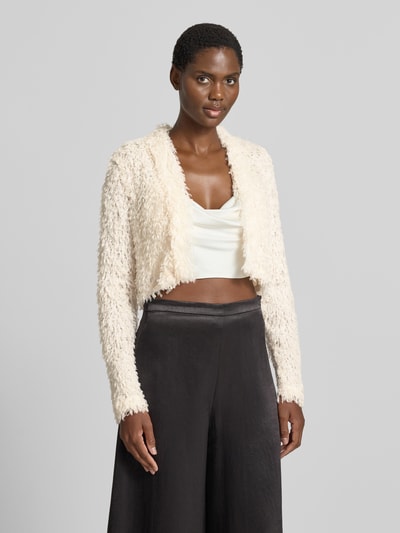 Frauenmodel trägt Cropped Jacke aus Effektgarn mit V-Ausschnitt von SWING, helle Struktur, Slim Fit, kombinierbar, Nahaufnahme Oberkörper.
