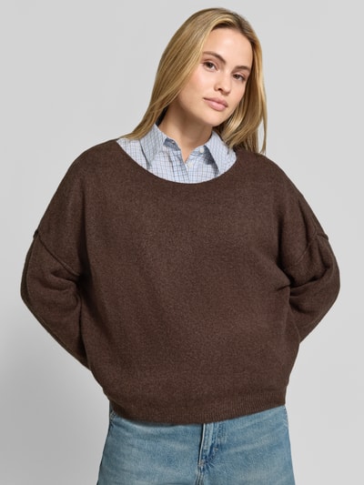 Frauenmodel trägt Relaxed Fit Strickpullover aus Material-Mix mit Leinen-Anteil von American Vintage, braun, gerippte Abschlüsse, Ganzkörperansicht von vorne.