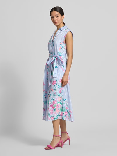 Frauenmodel trägt Hemdblusenkleid mit V-Ausschnitt und Bindegürtel von Milano Italy, Reine Baumwolle, A-Linie, Midikleid, Allover-Look, Ganzkörperansicht von vorne