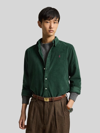 Männermodel trägt Custom Fit Freizeithemd aus reiner Baumwolle von Polo Ralph Lauren in Dunkelgrün, dezente Knopfleiste, Nahaufnahme Oberkörper.