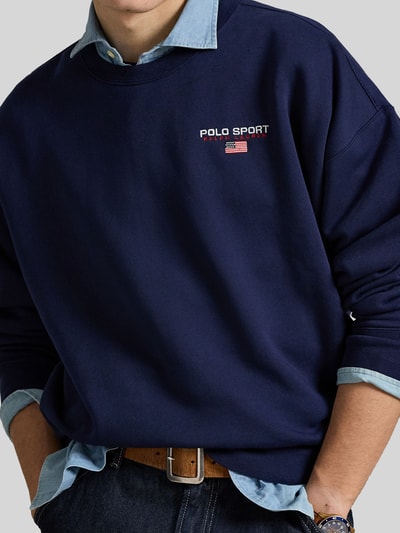 Männermodel trägt Relaxed Fit Sweatshirt aus Baumwoll-Mix von Polo Ralph Lauren, dunkelblau, unifarben, Label-Schriftzug, Nahaufnahme Oberkörper