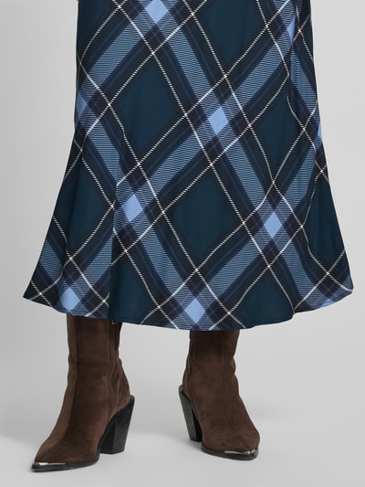 Vrouwenmodel draagt Midirok uit zuiver viscose met elastische band, Glencheck-dessin, Dames Midirok van Emily Van den Bergh, detailopname onderlichaam