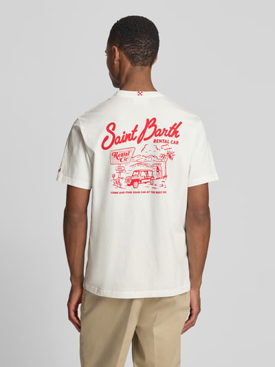 Männermodel trägt T-Shirt mit Label-Prints Modell 'PORTLAND' von MC2 Saint Barth in wit met rode prints, regular fit katoen, rugaanzicht.