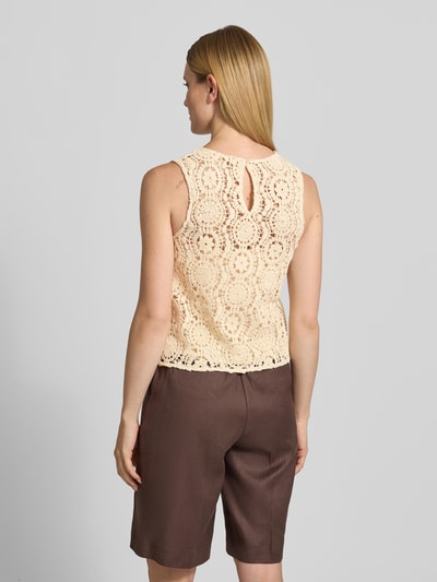 Vrouwenmodel draagt Relaxed Bluse aus Viskose-Mix Modell 'Baxter' van MSCH Copenhagen in beige met gehaakte look, semi-transparant, mouwloos design, bloemenpatroon, ruglengte maat S 53 cm, ganzkörperansicht rückansicht.