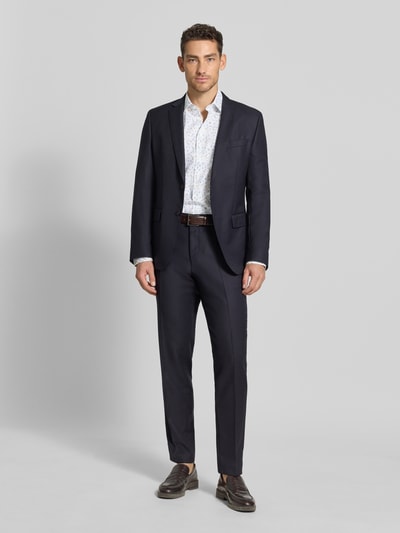 Männermodel trägt Regular Fit Business-Hemd aus Baumwolle mit Kentkragen von Christian Berg Men, Allover-Look, Ganzkörperansicht von vorne. Rückenlänge bei Größe 39/40: 68 cm, Schulterbreite: 43 cm, Ärmellänge: 66 cm.