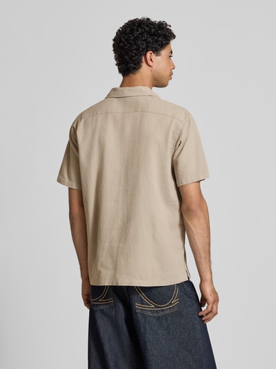 Männermodel trägt Regular Fit Freizeithemd mit Strukturmuster Modell 'Global' von Jack & Jones in Beige, reine Baumwolle, Rückansicht Ganzkörperansicht.