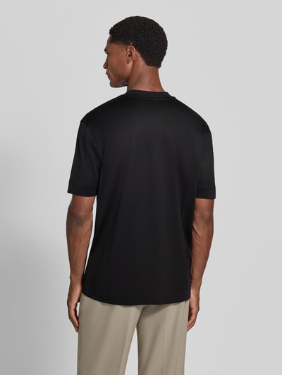 Männermodel trägt T-Shirt mit Label-Print von Emporio Armani, Schwarz, glatte Textur, gerader Schnitt, Rückenansicht, Herren T-Shirt, KI-modifiziertes Bild