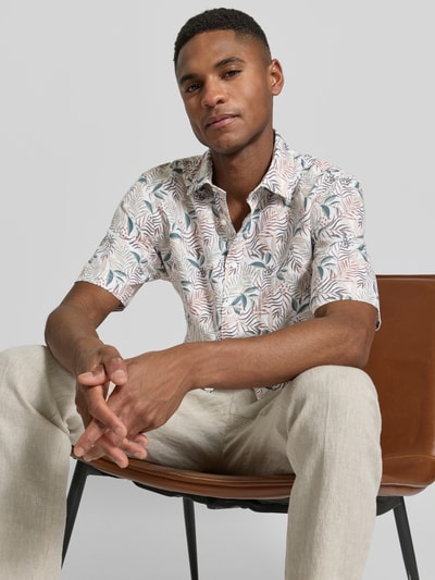 Mannenmodel draagt Slim Fit Business Hemd aus Leinen-Misch mit Kentkragen van Jake*s, wit met bladmotief, korte mouwen, linnen-katoenmix, knoopsluiting, vooraanzicht bovenlichaam