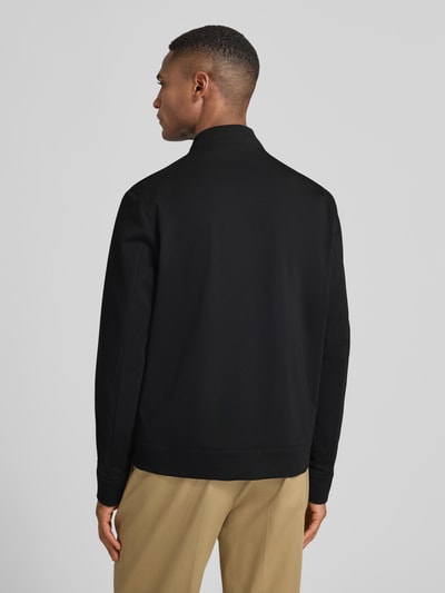 Männermodel trägt Regular Fit Sweatjacke mit Viskose-Anteil Modell 'Cross' von CINQUE in Schwarz, elastisch, Rückansicht, Ganzkörperansicht.