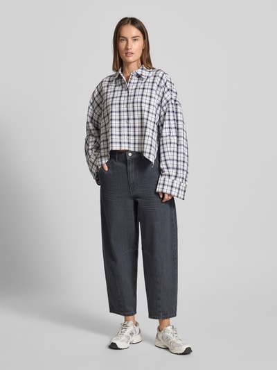 Frauenmodel trägt Jeans mit französischen Eingrifftaschen von Smith and Soul in Dunkelblau, Reine Baumwolle, Lockerer-Schnitt, Ganzkörperansicht von vorne.