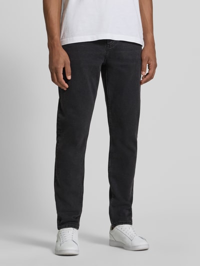 Männermodel trägt schwarze Straight Fit Jeans aus Baumwoll-Lyocell-Mix Modell 'AARJO TARPA' von ARMEDANGELS, Ganzkörperansicht von vorne. Herren Straight Fit Jeans von ARMEDANGELS.