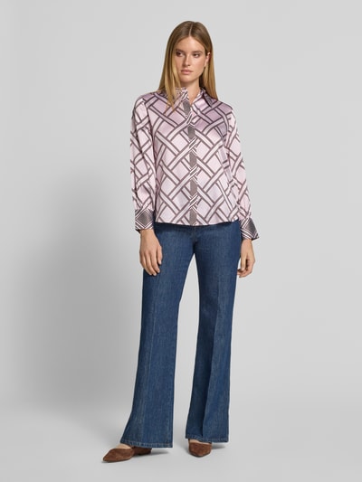 Vrouwenmodel draagt Regular Fit Hemdbluse aus Seiden-Mix van HERZENS in roze met grafisch patroon, Dames overhemdblouse, elastische zijdemix, overhemdkraag, met lange mouwen, ruglengte maat 36: 68 cm, mouwlengte maat 36: 62 cm, full body voorkant.