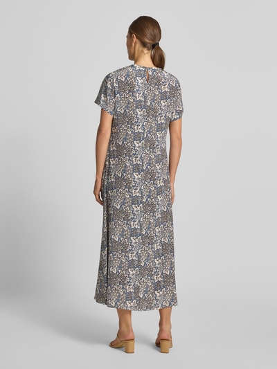 Vrouwenmodel draagt vrijetijdsjurk van popeline in pure zijde met all-over bloemenmotief, getailleerde pasvorm, midi-lengte, ronde hals, korte mouw, Model 'CRESPO' van Weekend Max Mara, Ganzkörperansicht Rückansicht.