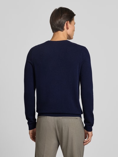 Männermodel trägt Strickpullover aus Kaschmir mit V-Ausschnitt von Christian Berg Men in Dunkelblau, Regular Fit, Rückenansicht, Kontext: Rückenlänge und Ärmellänge bei Größe M 71 cm, reiner Kaschmir