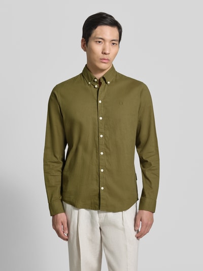 Männermodel trägt Slim Fit Freizeithemd mit Button-Down-Kragen Modell 'Anton' von Casual Friday, Seide-Baumwoll-Mix, Ganzkörperansicht von vorne, Rückenlänge bei Größe M 78 cm, Schulterbreite 46 cm, Ärmellänge 66 cm, olivgrün, glatte Textur, weiße Knöpfe.