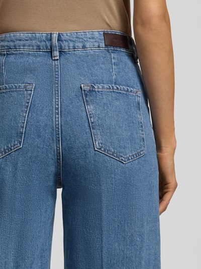 Frauenmodel trägt Jeans mit Eingrifftaschen von Windsor in Blau, reine Baumwolle, lockerer Schnitt, Detailaufnahme Rückansicht.