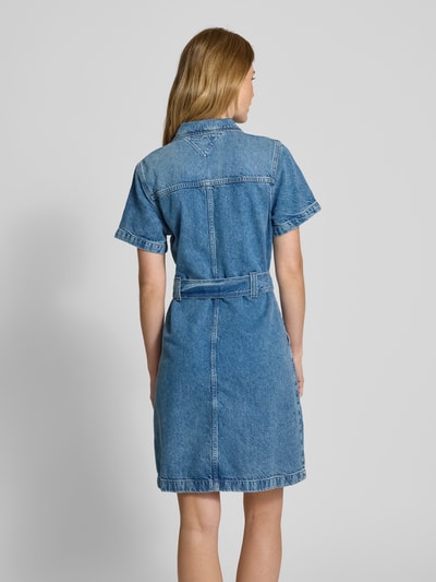 Tommy Hilfiger Sukienka jeansowa o kroju regular fit z wiązanym paskiem i krótkim rękawem Jeansowy niebieski 5