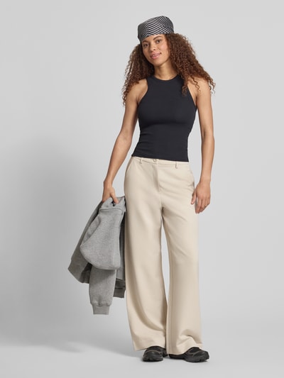 Frauenmodel trägt Weite HOSE mit elastischem Bund Modell 'KAMIL' von Pieces, Optik: Unifarben, Passform: Wide-Leg, Ganzkörperansicht von vorne.