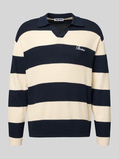 Produktfoto, Regular Fit Strick-Poloshirt mit Block-Streifen von REVIEW, reine Baumwolle, dunkelblau-creme Streifen, Logo auf Brust