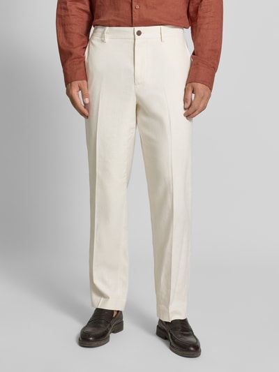 Männermodel trägt cremefarbene Regular Fit Anzughose aus Leinen-Baumwoll-Mix Modell 'RAFA' von Selected, Herren Anzughose, Nahaufnahme Oberkörper.