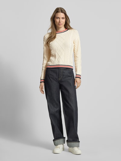 Frauenmodel trägt Strickpullover mit Zopfmuster von Jake*s Casual, Reine Baumwolle, Körpernaher Schnitt, Rundhalsausschnitt, Kontrast-Abschlüsse, Ganzkörperansicht von vorne.