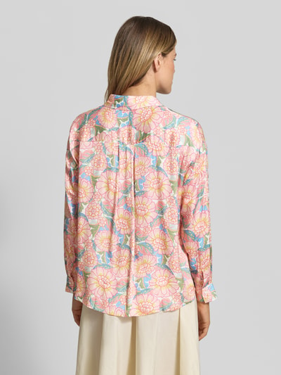 Kobiece model nosi Regular Fit Bluse aus Viskose im Allover-Look od Rich & Royal, jasne kolory, kwiatowy wzór, krój regular fit, czysta wiskoza, rozpinany kołnierz koszulowy, długość tyłu 64 cm, długość rękawa 49 cm, widok całej sylwetki z tyłu.