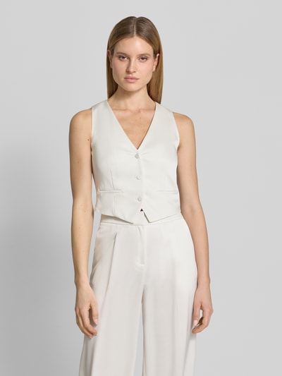 Frauenmodel trägt Weste aus Satin mit V-Ausschnitt von Jake*s Cocktail, Slim Fit, Knopfleiste, Paspeltaschen, Ganzkörperansicht von vorne.