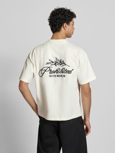 Männermodel trägt T-Shirt mit Label-Stitchings und Rundhalsausschnitt von PROHIBITED in Reine Baumwolle, Regular-Fit, Rückenlänge 65 cm, Ganzkörperansicht Rückansicht.