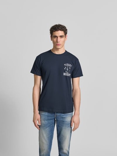 Männermodel trägt Regular Fit T-Shirt aus reiner Baumwolle von Diesel in Dunkelblau, Rundhalsausschnitt, Label-Applikation, Kurzärmelig, Rückenlänge 70 cm bei Größe M, Ganzkörperansicht von vorne