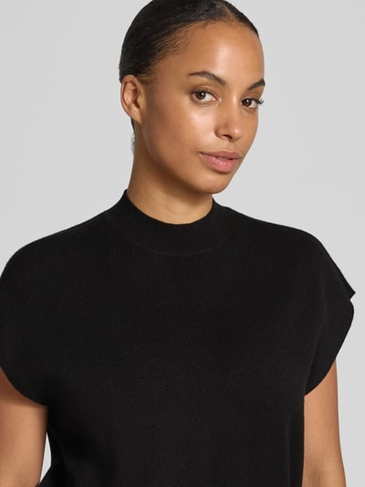 Frauenmodel trägt schwarzen Loose Fit Pullover aus Viskose-Baumwoll-Mix Modell 'ELLY' von VERO MODA, Nahaufnahme Oberkörper, Damen Pullover.