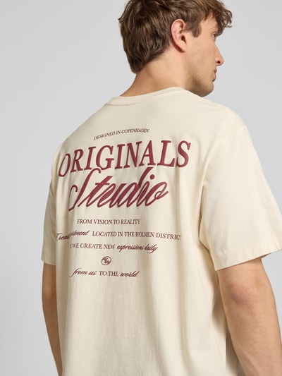 Männermodel trägt T-shirt met statementprint model 'NORREBRO' van Jack & Jones, puur katoen, recht model, ronde hals, ruglengte maat M 68 cm, Ganzkörperansicht Rückansicht.