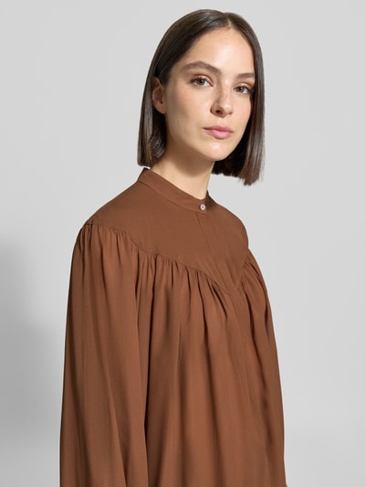 Vrouwenmodel draagt Relaxed Fit blouse uit zuiver viscose Model 'Bravo' van Marella in effen bruin, opstaande kraag, dames blouse, langärmelig design, ruglengte bij maat 36: 71 cm, mouwlengte bij maat 36: 64 cm, detailopname bovenlichaam.
