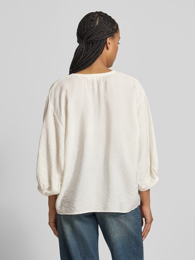Vrouwenmodel draagt Regular Fit Bluse aus Viskose-Mix mit 3/4-Arm van Christian Berg Woman, crèmekleurig, lichte textuur, rugaanzicht, detail uit beschrijving: V-hals, ruglengte 59 cm, mouwlengte 35 cm. Ganzkörperansicht Rückansicht.