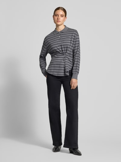 Vrouwenmodel draagt Relaxed Fit poloshirt uit puur katoen van closed met plooien, langemouwen en logoprint, ruglengte bij maat S 68 cm, full body vooraanzicht.