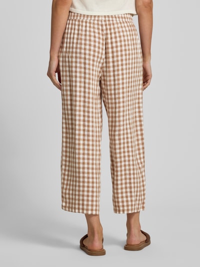 Frauenmodel trägt Culotte aus Leinen-Viskose-Mix mit elastischem Bund von B.Young im karierten Muster, Cropped Fit, Ganzkörperansicht Rückansicht. Modell 'FALAKKA', Bundweite 38 cm, Innenbeinlänge 60 cm, Größe 36.