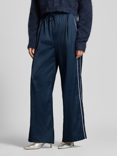 Vrouwenmodel draagt blauwe Sweatpants met viscose Model 'BICCA' van Gestuz, relaxed fit, galonstrepen, elastische band, voorkant, detailopname.